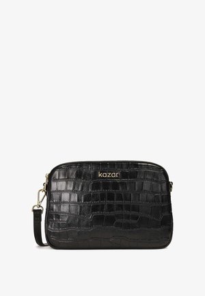 Musta krokotiilikuosisalkku, jossa on sileä pinta, vetoketjukiinnitys ja irrotettava olkahihna; sisältää kultaisen logo-aksentin.