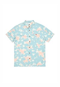 Košile s krátkými rukávy v světle modré barvě s růžovým a bílým abstraktním květinovým vzorem. Má zapínání na knoflíky vpředu a jednu náprsní kapsu.
