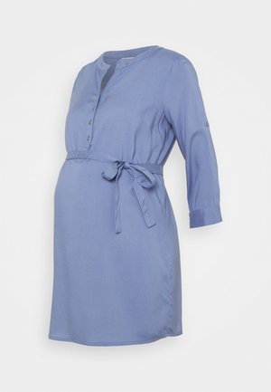 Lichtblauwe zwangerschapsjurk met driekwartmouwen, een knoopsluiting aan de halslijn en een stoffen riem die in de taille is gestrikt.