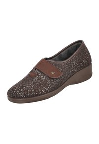 Zapato marrón con diseño de estampado de leopardo, acentos de ante, tira elástica y un tacón bajo. Superficie texturizada con un forro suave.