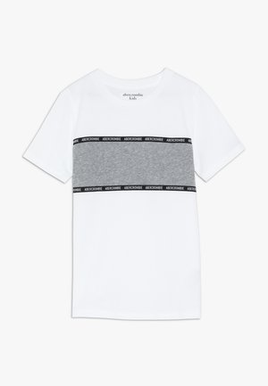 Hvid børne t-shirt med korte ærmer med en grå vandret stribe over brystet afgrænset af sorte bånd med teksten "ABERCROMBIE".