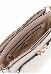 Borsa a tracolla bianca con esterno testurizzato, hardware dorato e chiusura con zip. L'interno presenta scomparti multipli e una fodera in tessuto con motivo a logo.