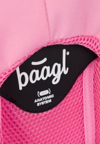 Etichetta in tessuto a rete rosa con il nome del marchio "baagl" in carattere corsivo bianco. Include "AIR ANATOMIC SYSTEM" in grassetto bianco.