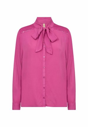 Fuchsia blus med långa ärmar, krage med slips och knappstängning framtill. Har texturerade axelaccenter och slät tyg.
