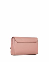Clutch de cuero sintético rosa con forma rectangular, detalles de costura sutiles y cierre de solapa. Textura suave y diseño minimalista.