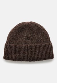 Brązowa dzianinowa czapka beanie o miękkiej, teksturowanej powierzchni. Posiada żebrowany mankiet i zaokrągloną koronę, wykonana z grubej przędzy dla zapewnienia ciepła.