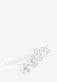 Srebrna ukosnica s tri cvjetna naglaskom ukrašena prozirnim rhinestones, elegantno raspoređena duž zakrivljenog dizajna. Glatka metalna površina.