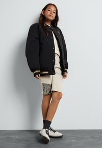 Converse VARSITY UNISEX - Pilotska jakna - black