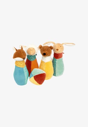 Quattro figure di animali in tessuto di vari colori e texture, tra cui una volpe, una pecora, un orso e un coniglio, con una palla multicolore nelle vicinanze.