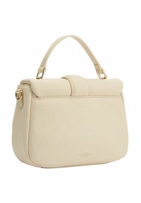 Beige handtas van leer met een gestructureerde vorm, voorzien van een bovenhandgreep, klep sluiting en gouden accenten.