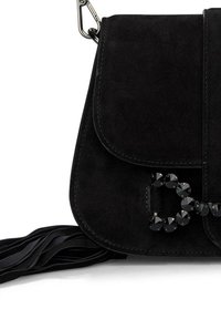 Czarna zamszowa torebka crossbody z klapką, z koralikowym łańcuszkiem i detalem w postaci frędzla. Kompaktowy prostokątny kształt.