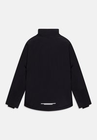 Schwarze Jacke mit hohem Kragen, langen Ärmeln und abgerundetem Saum. Verfügt über reflektierende Details auf der Rückseite für bessere Sichtbarkeit. Glatte Textur.