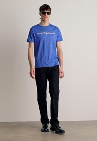 GANT PRINTED GRAPHIC - T-shirt med print - rich blue
