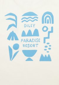 Bílá látková košile se vzory v modré barvě, které zahrnují geometrické tvary, hory, misku a text "DILLY PARADISE RESORT."