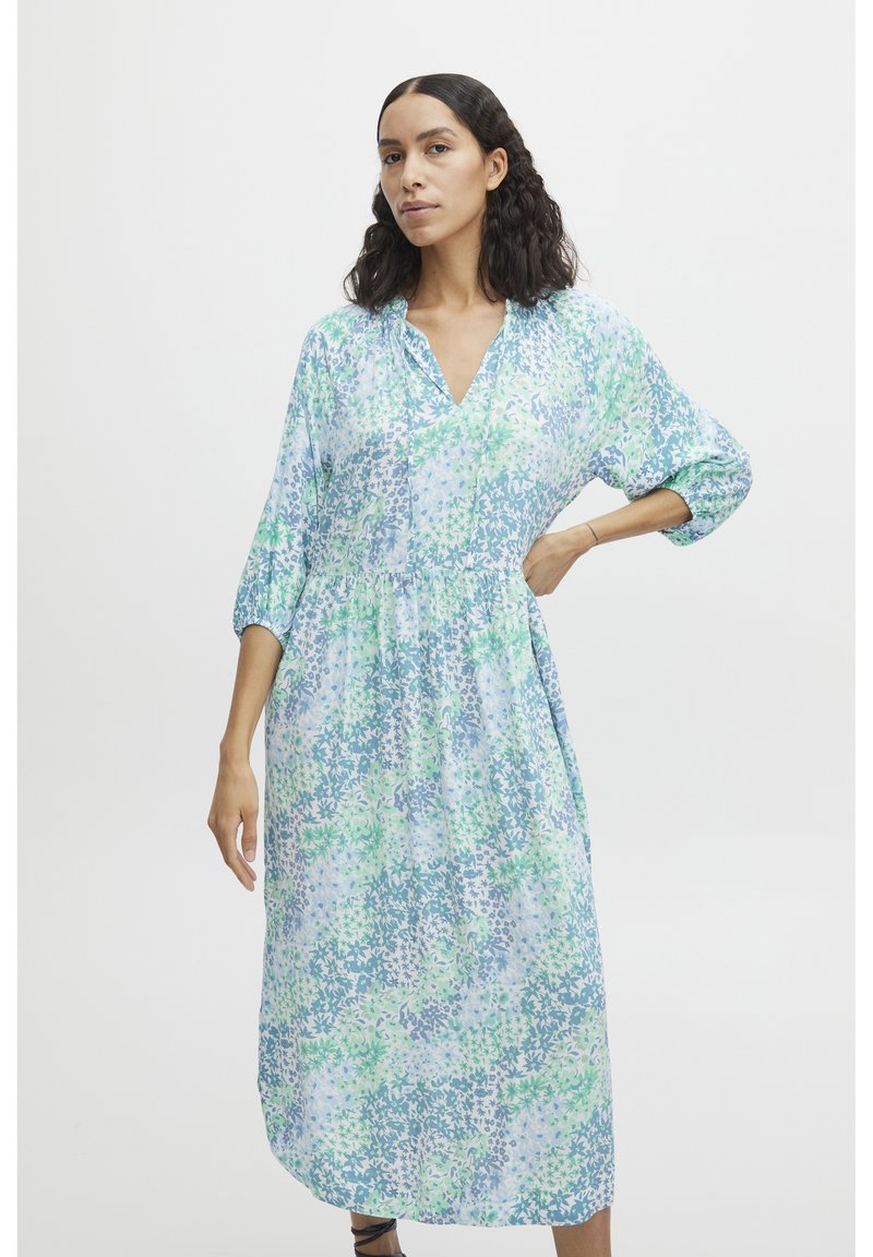 Vestido de estampado floral en azul claro y verde, con escote en V, mangas 3/4 y cintura fruncida, confeccionado en una tela ligera.