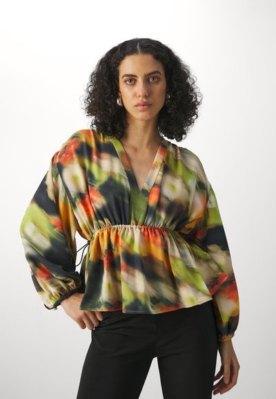 Bluză multicolor cu decolteu adânc în V, talie elastică și mâneci tip balon. Se distinge printr-un model floral estompat în nuanțe de verde, portocaliu și negru.