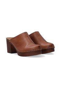 Braune Lederclogs mit leicht erhöhtem Vorderteil, Blockabsätzen und Stitching entlang der Kanten, ausgestattet mit einer glatten Textur und minimalistischem Design.