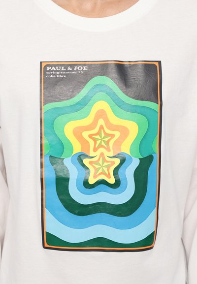 Witte katoenen t-shirt met een meerkleurige grafische print van gelaagde vormen in groen, geel en blauw, omrand door een zwarte rand.