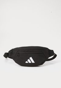 Czarna torba biodrowa z dwiema komorami na zamek błyskawiczny i białym logo Adidas z przodu na jednolitym tle.