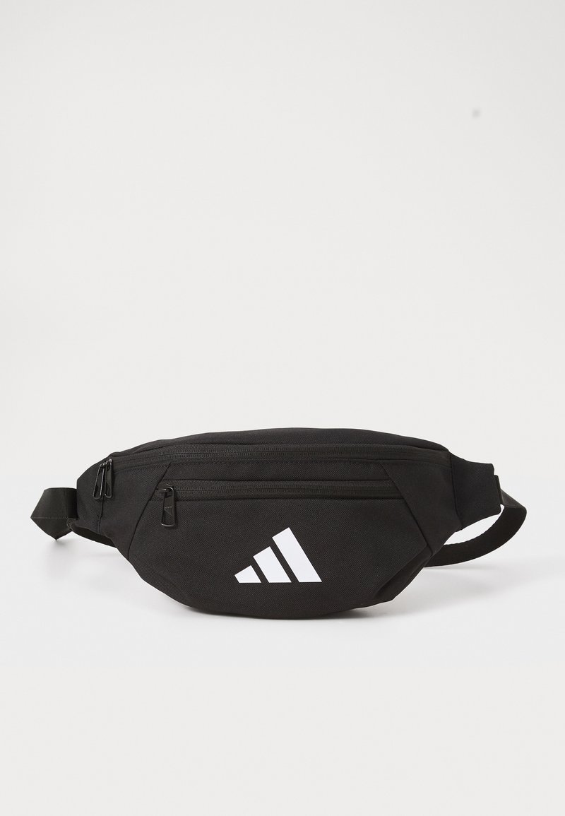 Czarna torba biodrowa z dwiema komorami na zamek błyskawiczny i białym logo Adidas z przodu na jednolitym tle.