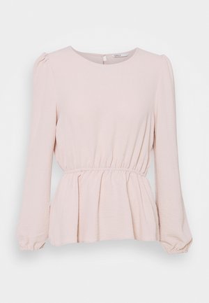 Blouse de couleur pêche avec manches longues, encolure ronde et taille froncée ; fabriquée à partir d'un tissu texturé avec un style péplum ample.