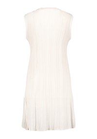 Abito senza maniche in morbido tessuto crema con texture a righe verticali, caratterizzato da una vestibilità comoda e spacchi laterali per un facile movimento.