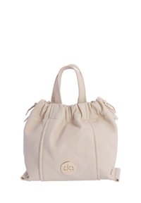 Bolso de mano de cuero beige acolchado con parte superior fruncida, asas cortas, detalle del logo dorado y costuras decorativas. Compacto, de textura suave.