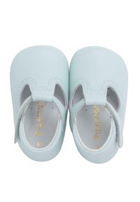Scarpe per bambini in pelle azzurro chiaro con design a ritagli, cinturino regolabile e fodera morbida. Presentano una texture liscia e uno stile minimalista.