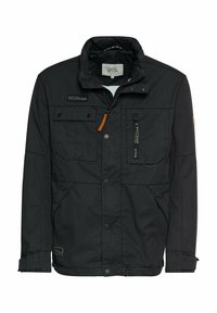 Schwarze Outdoor-Jacke mit hohem Kragen, mehreren Taschen und Reißverschlussdetails. Hergestellt aus strapazierfähigem Stoff mit glatter Textur.