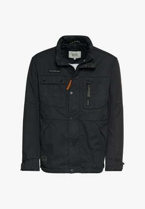 Sort udendørs jakke med høj krave, flere lommer og lynlåsdetaljer. Fremstillet af slidstærkt stof med en glat overflade.