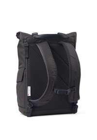 Schwarzer Rucksack mit gepolsterten, konturierten Trägern und einem strukturierten Stoff. Verfügt über einen Rollverschluss und Seitentaschen für die Aufbewahrung.