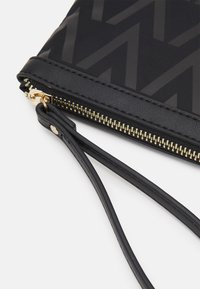 Valentino Bags PUNCH - Carteira de mão - nero