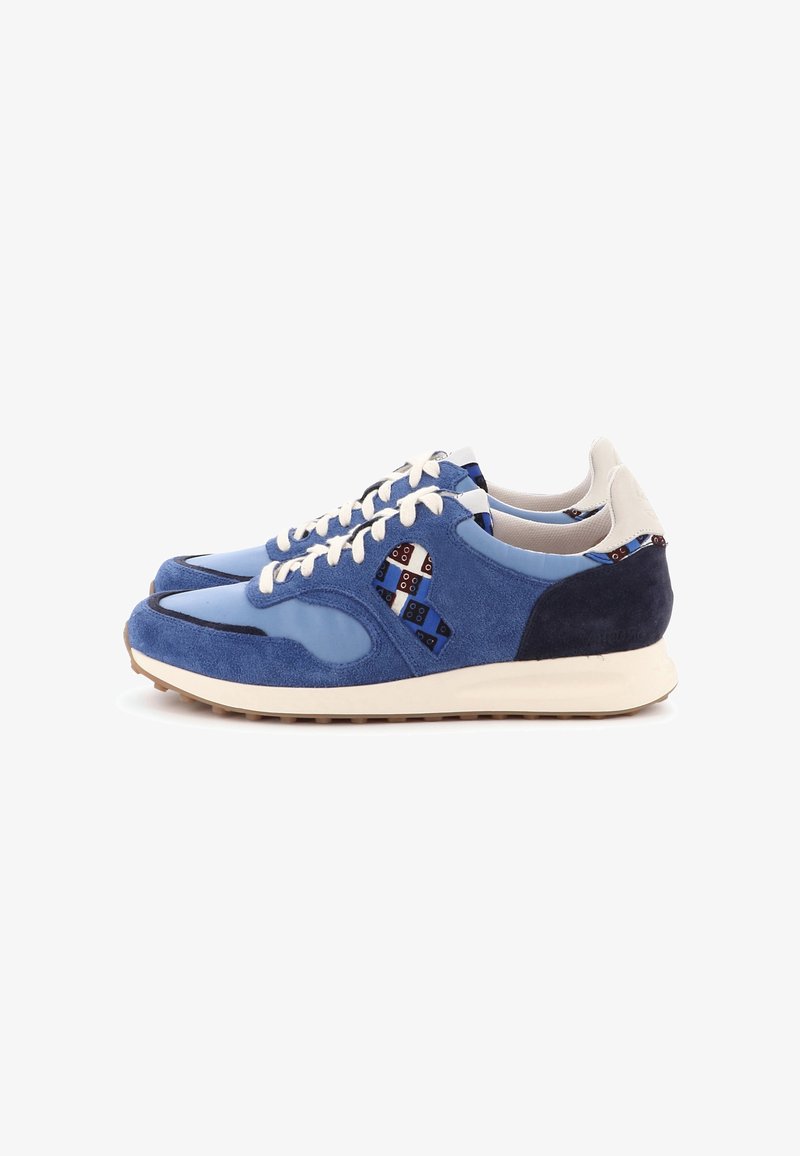 Paire de baskets en daim bleu et marine avec des lacets blancs, des semelles beige, et des accents de logo à motifs sur les côtés et les talons.