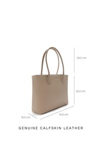 Sac fourre-tout en cuir de veau beige avec deux poignées, de forme rectangulaire, mesurant 41 cm de large, 30 cm de haut et 15 cm de profondeur. Fini texturé.