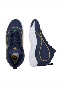 Námornícke modré športové tenisky so žltými akcentmi. Semišový a texturovaný materiál, okrúhla špička, vysoký strih a biela gumová podrážka.