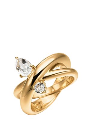 Anillo de oro entrelazado con una piedra preciosa clara en forma de pera y redonda montada en la parte superior, acabado pulido y suave, aislado sobre un fondo blanco.