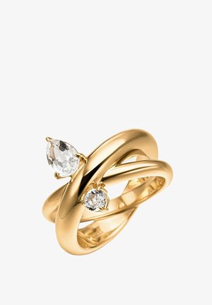 Anillo de oro entrelazado con una piedra preciosa clara en forma de pera y redonda montada en la parte superior, acabado pulido y suave, aislado sobre un fondo blanco.