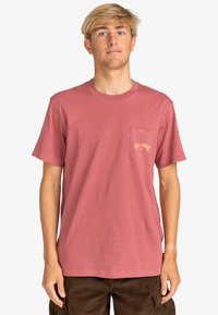Billabong STACKED ARCH PKT - Camiseta estampada - rdu