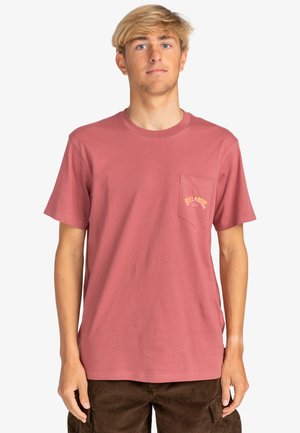 STACKED ARCH PKT - T-shirt print - rdu