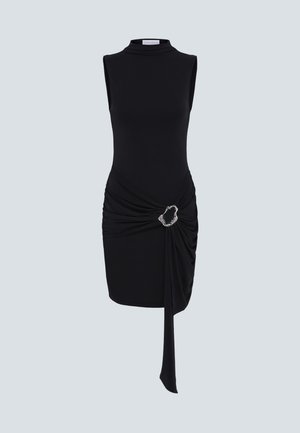 Mouwloze zwarte jurk tot op de knie met hoge hals, zijdetail met plooien samengehouden door een onregelmatige zilveren ring en een hangende stoffen strook.