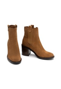 Brązowe zamszowe botki sięgające kostki na słupku, z bocznymi elastycznymi panelami i uchwytami do łatwego zakładania. Gładka faktura, zaokrąglony kształt palców.
