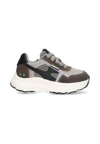 Sneaker grigio e marrone con una tomaia in rete e suede, dettagli neri e una spessa suola bianca con battistrada testurizzato.