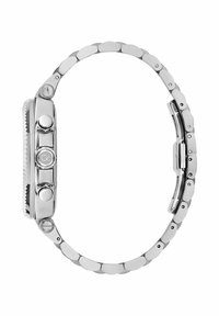 Ura iz nehranjajočega jekla z brušeno površino, z okroglo ohišjem, tremi gumbi in povezanim pasom z ovalnimi segmenti.