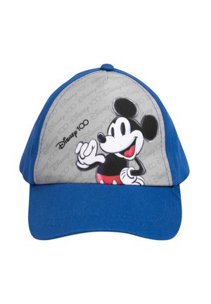 Blaues Baseballcap mit einer grauen Frontseite, die ein bedrucktes Mickey-Mouse-Motiv zeigt, roten Shorts und dem Text "Disney 100" im Hintergrund.