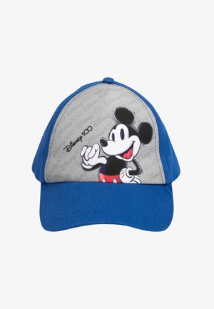 Blaues Baseballcap mit einer grauen Frontseite, die ein bedrucktes Mickey-Mouse-Motiv zeigt, roten Shorts und dem Text "Disney 100" im Hintergrund.