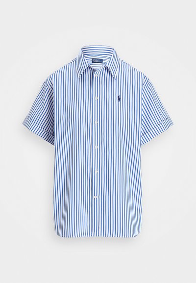 Kreklu ar īsām piedurknēm zila un baltā vertikālā svītrā, ar klasisku apkakli un izšūtu logotipu uz krūtīm.