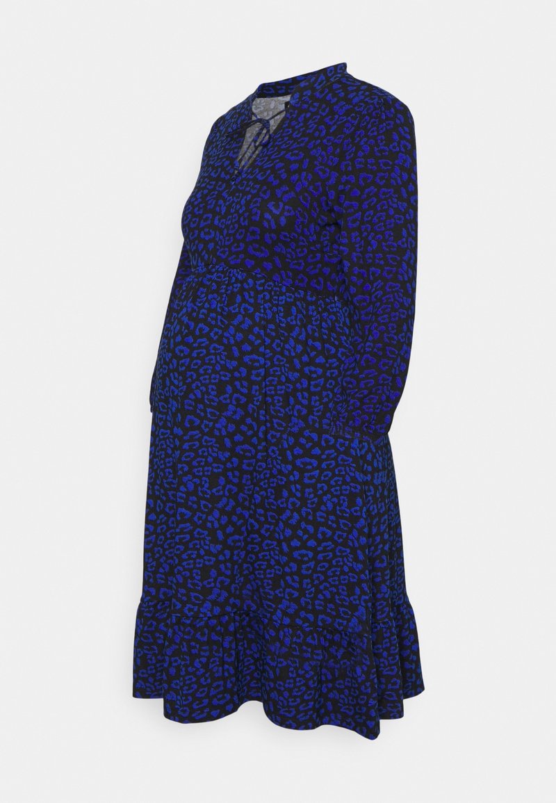 Robe de maternité à manches longues avec imprimé léopard bleu et noir, taille froncée, col et ourlet volanté.