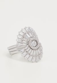 Inel argintiu cu un design în formă de evantai, decorat cu strass-uri tăiate în baguette și o piatră centrală rotundă, toate montate pe trei benzi subțiri.