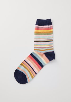 Chaussette rayée présentant plusieurs couleurs, dont le rose, le bleu et le vert, avec une bordure et un bout de pied bleu foncé. Matériau en tricot doux, longueur mi-mollet.