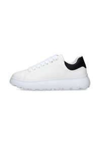 Sneaker bianco in pelle con punta arrotondata, sei fori per i lacci, dettaglio nero sul tallone e suola spessa e testurizzata per un buon ammortizzamento.